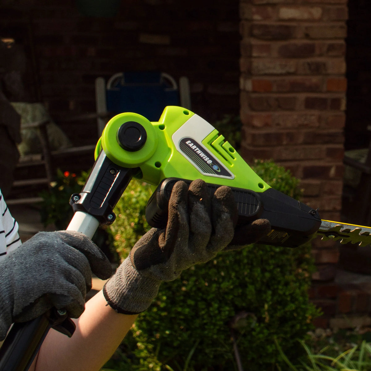 2026 NewEarthwise LPHT12022 20" Cordless Electric 20 Volt Pole Hedge Trimmer (2Ah Battery and Charger Include)