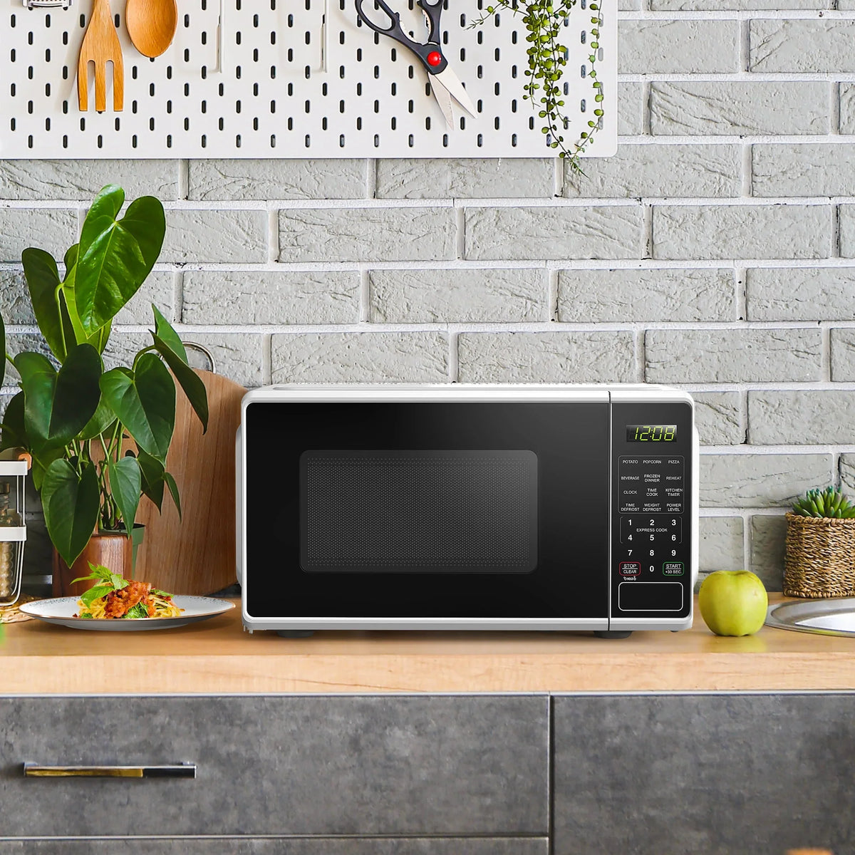 2026 NewMainstays 0.7 cu. ft. Countertop Microwave Oven, 700 Watts, White, New
